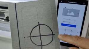 Как вырезать пленку на смартфон с изображением по центру
