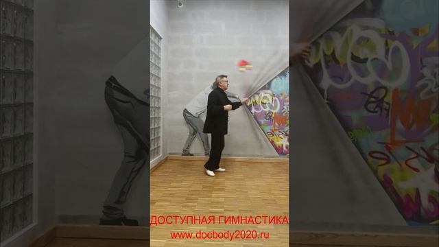 Упражнения с мячами для фитнеса на верёвке в студии (14)