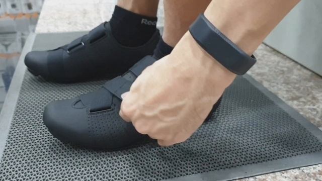 รองเท้า Fizik Tempo Powerstrap R5 | รองเท้าเสือหมอบราคาเริ่มต้นจากแบรนด์ Fizik