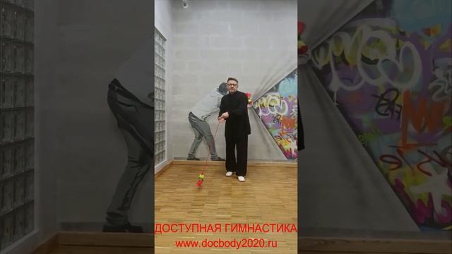 Упражнения с мячами для фитнеса на верёвке в студии (6)
