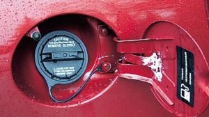 В автомобиле появился запах бензина: эксперт рассказал о возможных причинах