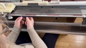 Оттяжка полотна на однофонтурной вязальной машине