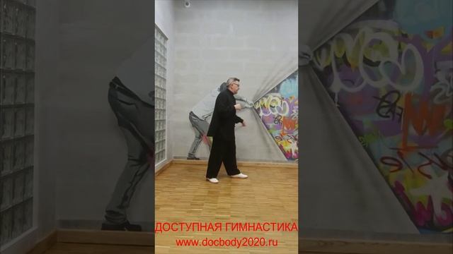 Упражнения с мячами для фитнеса на верёвке в студии (15)
