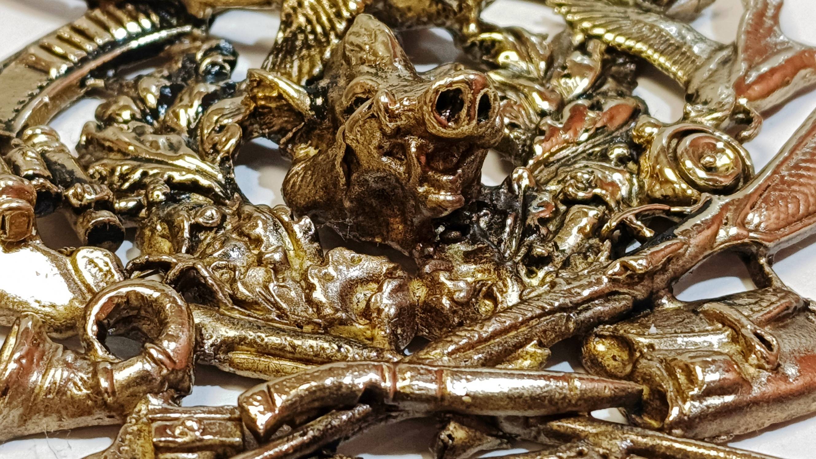 Литая авторская накладка из латуни Охота на кабана