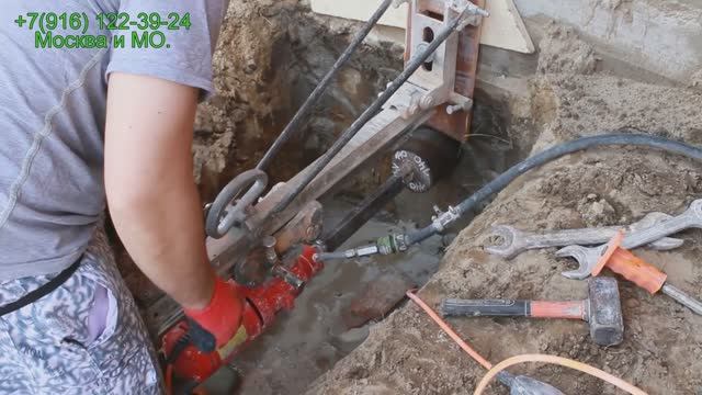 Отверстие в бетонном фундаменте, для прокладки канализационной трубы с помощью алмазного бурения.