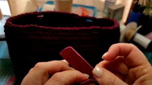 Как прикрепить кожаные ручки к вязаной сумке? Есть идея!