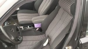 Мерседес 190. Передние сидения после реставрации.