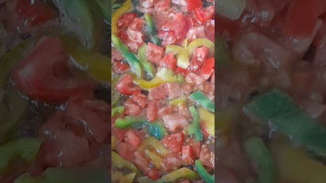ПОМИДОРЫ ПЕРЕЦ ЖЕЛТЫЙ ОЛИВКОВОЕ МАСЛО..ГОТОВИТЬ..🍳🍳🍳🍳🍳 смотреть онлайн
