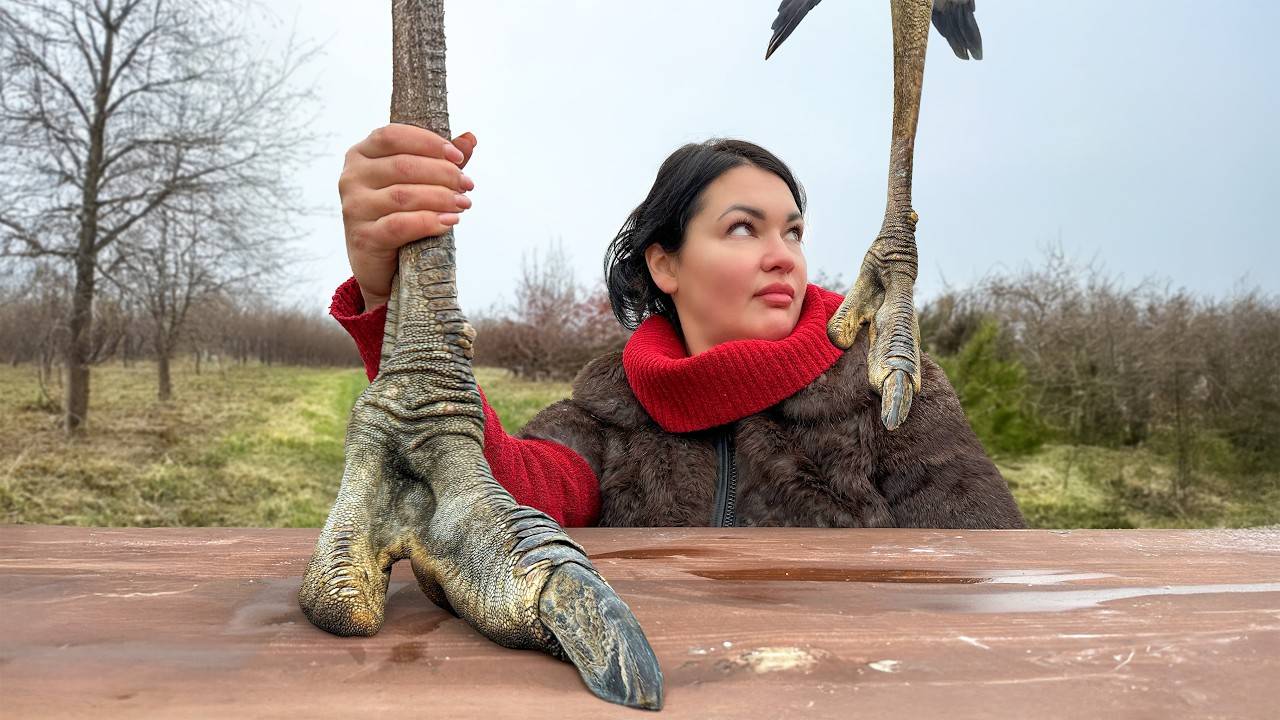 Мы Нашли Гигантскую Страусиную Ногу и Запекли ее Целиком в Печи! (Мужик на кухне!) смотреть онлайн