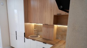 Кухня с белыми глянцевыми фасадами в скандинавском стиле