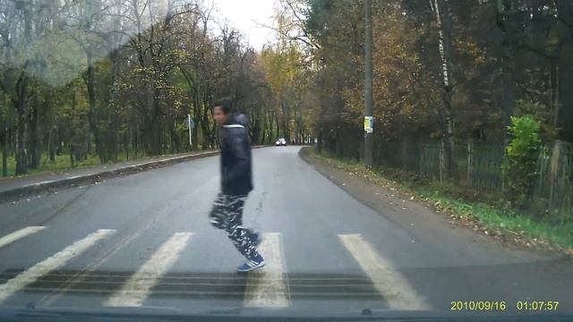 школоло перебегает дорогу