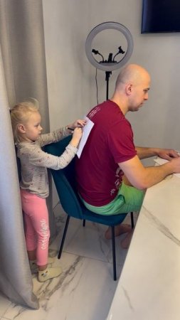 Мила рисует у папы на спине