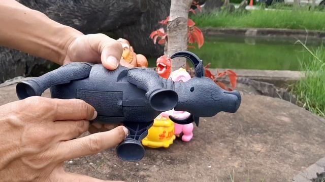 ม้าโพนี่ วัว ควาย คิงคอง ไดโนเสาร์ ยืนเล่นอยู่หน้าลำธาร смотреть онлайн