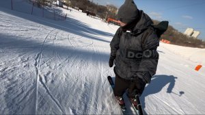 Спуск на лыжах в задней стойке по длинной трассе в Уктусе