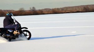 Bajaj Boxer дрифт по зимнему озеру