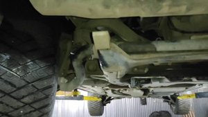 Ауди Q7 как снять глушители для замены гофр.