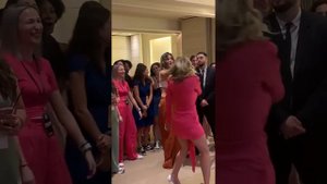 Danielle Savre & Stefania Spampinato sing “kiss the girl” with fans in Italy