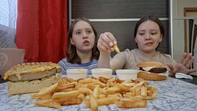 МУКБАНГ БУРГЕРЫ🍔ШАУРМА🥙КАРТОФЕЛЬ ФРИ🍟 БЕСЕДА ОБ УМЕНИИ КОПИТЬ ДЕНЬГИ 💰💸🤑