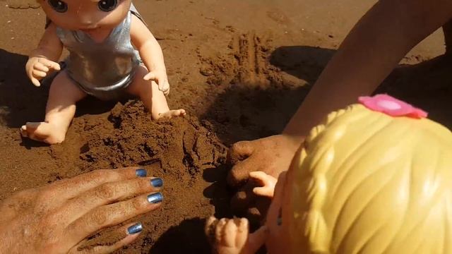 Baby Alive Lily Blonde Mira Plajda Oyun Oynuyorlar | Oyuncak Butiğim
