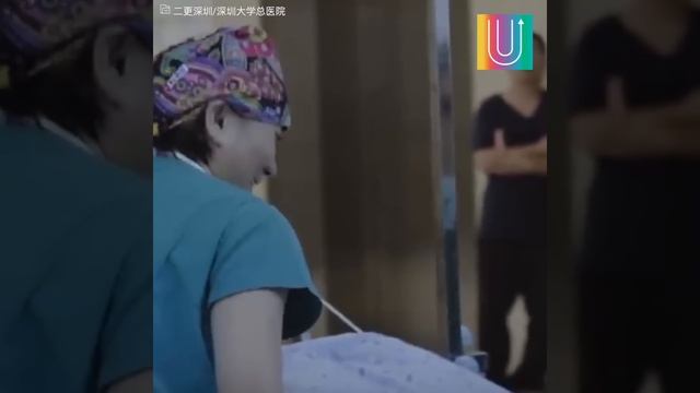 Hombre encorvado vuelve a enderezarse luego de 28 años смотреть онлайн