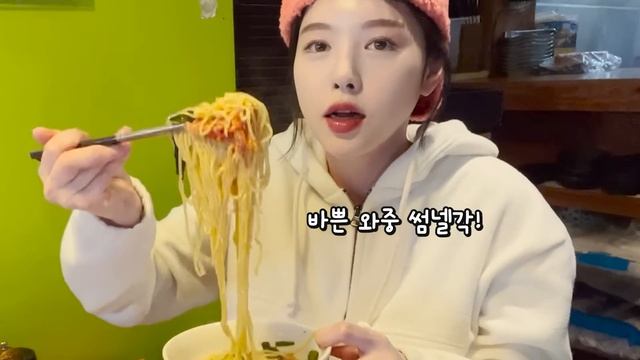 SUB)대왕 점보라멘 도전먹방!🍜 20분 안에 다 먹을 수 있을까..? 디저트 아이스크림까지 이냉치냉 먹방 브이로그 Jumbo Ramen Challenge Mukbang!