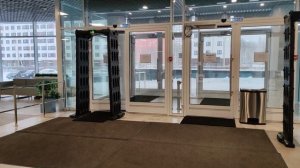 Установка автоматических приводов DormaKaba ED250 на распашные алюминиевые входные двери.