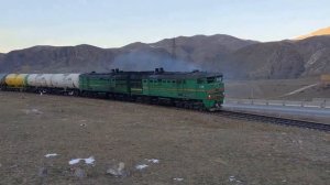 Грузовой тепловоз 2ТЭ10В-4002 преодолевает подъем в 18-20%