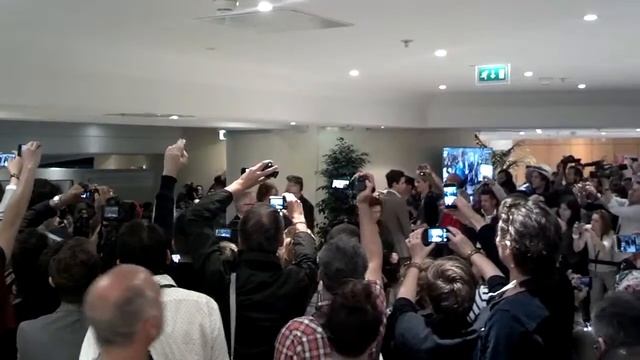 Celebrity Mini-Frenzy at Cannes 2014 смотреть онлайн