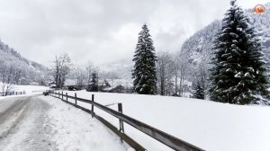 Долина ЛАУТЕРБРУННЕН , Швейцария 4K _ Пешеходная экскурсия во время снегопада ｜ Швейцарская деревня