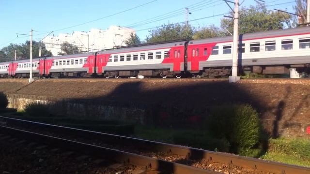 ЭР2Р-7078 проезжает,ЭД4М-0274 прибывает на платформу Лось смотреть онлайн