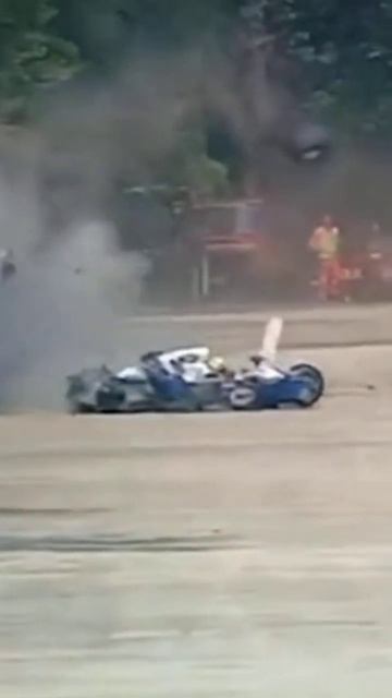 AYRTON SENNA NO CARRO APÓS UMA COLISÃO