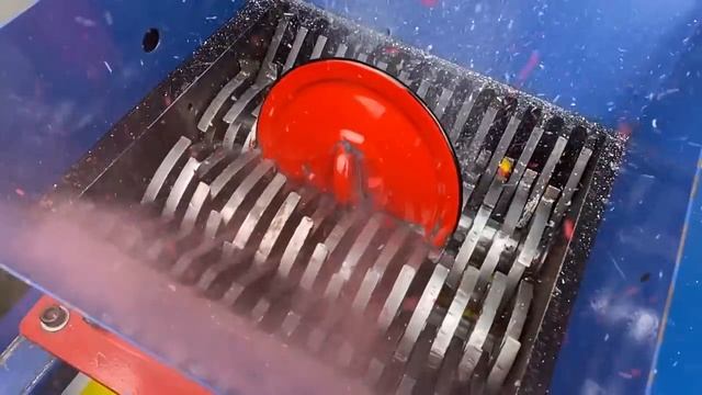 Большая фляга из нержавейки решила попробовать против измельчителя и вкусная пицца тоже не устояла