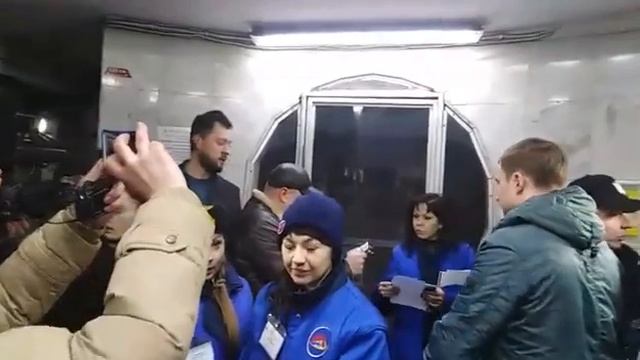 Харьковчане протестуют на станции метро "Университет" смотреть онлайн