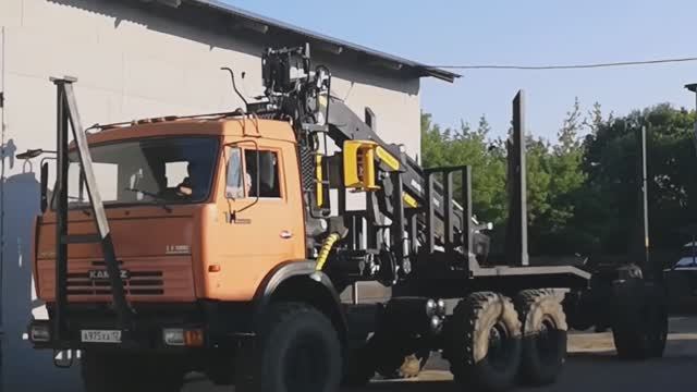 Лесовоз КАМАЗ с гидроманипулятором