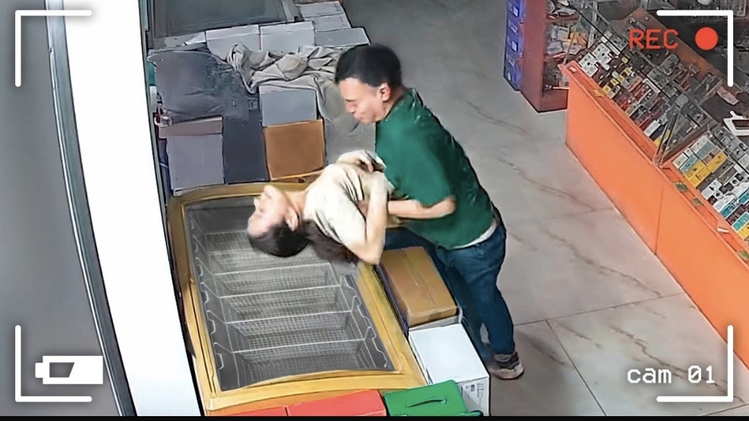 95 НЕВЕРОЯТНЫХ МОМЕНТОВ, СНЯТЫХ НА КАМЕРЫ НАБЛЮДЕНИЯ. Юмор, приколы, ржака. смотреть онлайн