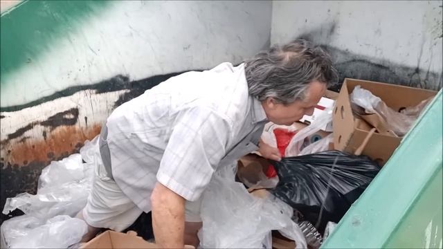 ALDI Dumpster Diving Just After Employees Brought Out Four Grocery Carts Full of Food to Trash