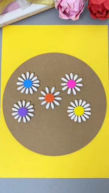 Use cotton swabs at home to make autumn daisy creative crafts with your children. Parent-child craf