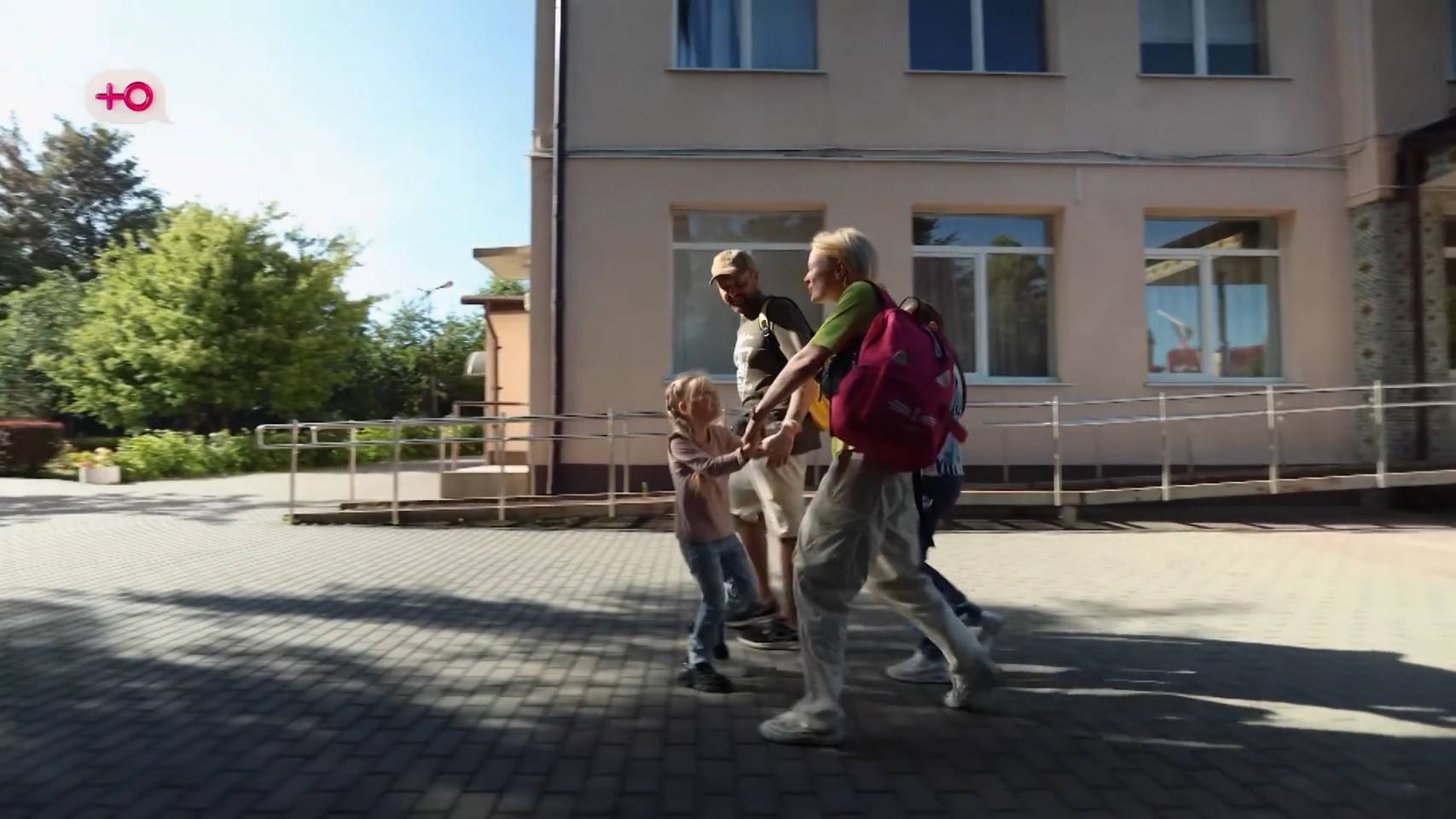 "Ощущение, что я забираю своих дочерей из детского лагеря". Дорога домой