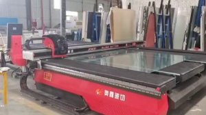 Автоматический стол c  ЧПУ для раскроя листового стекла с автоматической системой загрузки стекла.