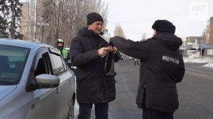 Инспекторы ГИБДД поздравили балаковских водителей с предстоящим Днём защитника Отечества