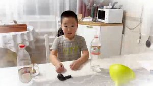 Егоров Кайлас 5 лет, опыт "Надуваем шарик"