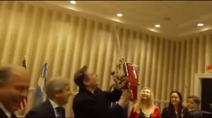 Президент Аргентины Хавьер Милей подарил Илону Маску позолоченную бензопилу.  
🤣🤣🤣