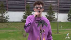 А я знаю где они сидят на лавке(подпишись позялусто)