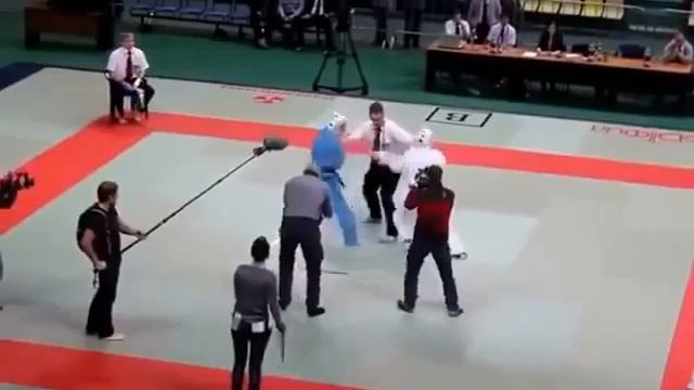 Судья ударил обоих смотреть онлайн