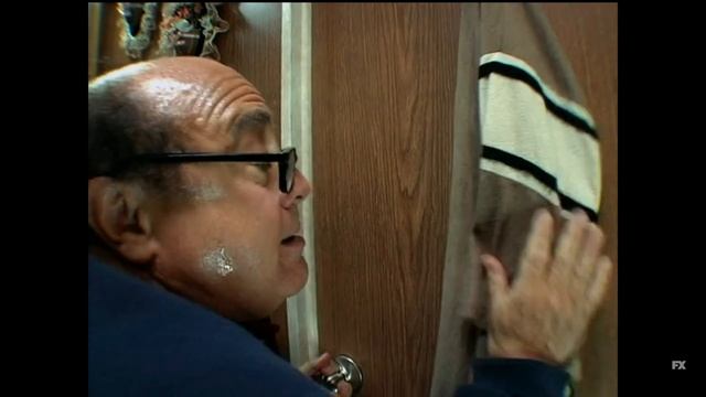 Oh no! Somebody get me outta here! Always Sunny IASIP смотреть онлайн