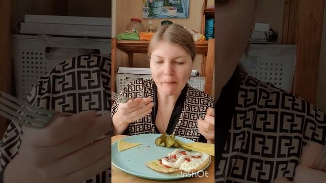 Мукбанг. Яичница с жареной грудинкой, огурчик, сырная лепешка. Собираюсь на концерт