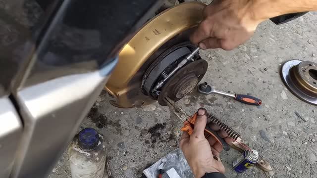 Как поменять колодки ручника Mercedes w201 w124. Parking Brake Shoe Replacement смотреть онлайн