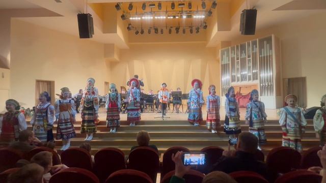 Братья Покрассы – «Москва майская»
Исп. Фольклорный ансамбль «Ясенька» и духовой оркестр ДШИ №11