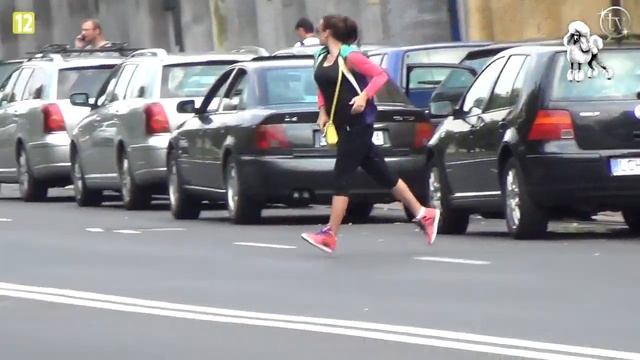 Mucha przebiega przez ulicę смотреть онлайн