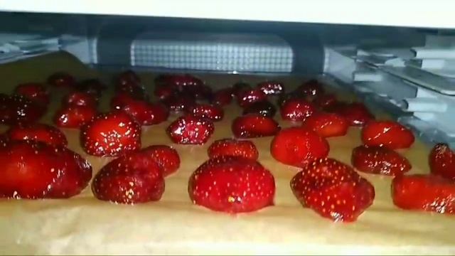 ЦУКАТЫ ИЗ ЗАМОРОЖЕННОЙ КЛУБНИКИ И ДЕКОР ИЗ ГРУШ .